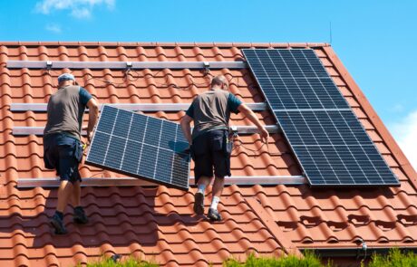 Arbeiter Bringen eine Photovoltaikanlage auf dem Dach an