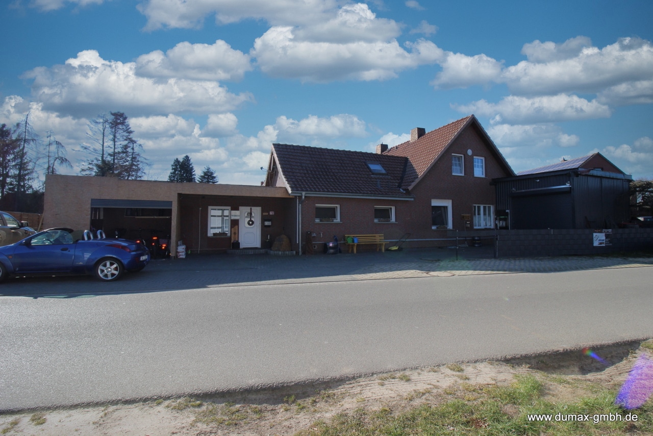 Wohnung 1 - Hauseingang mit Garage u. Werkstattansicht