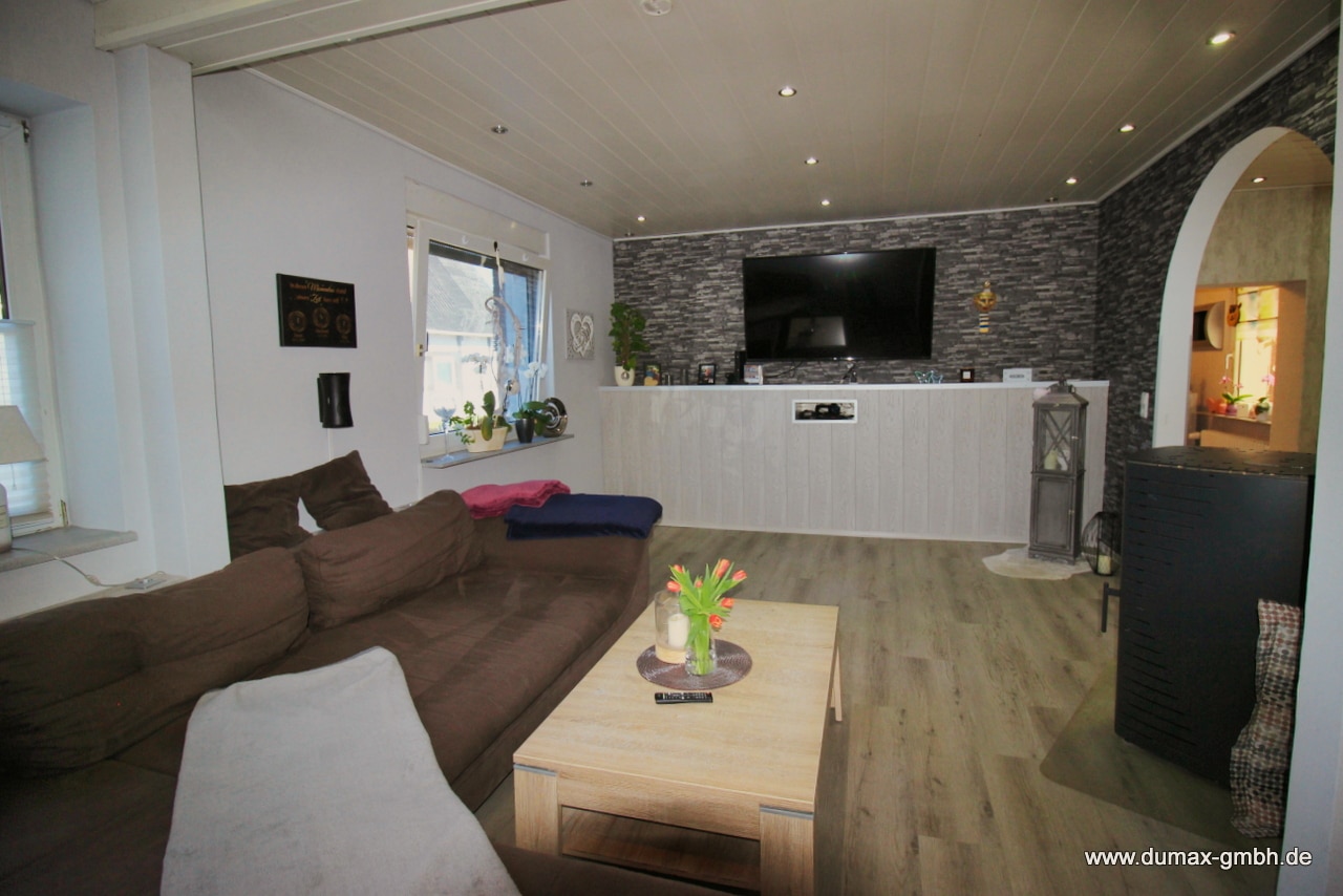 Wohnung 1 - Wohnzimmer mit hinterliegendem Eingang zum Büro (1)