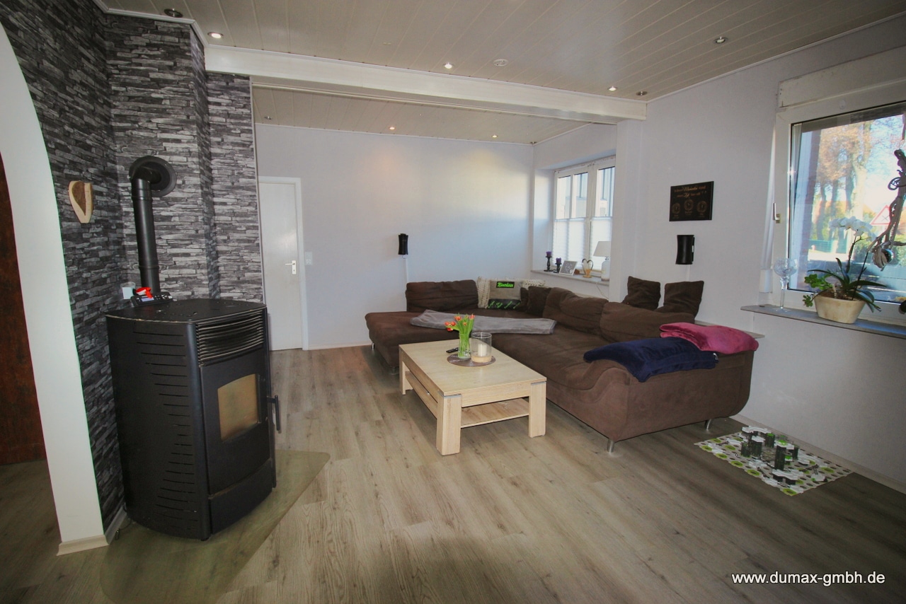 Wohnung 1 - Wohnzimmer mit hinterliegendem Eingang zum Büro (2)