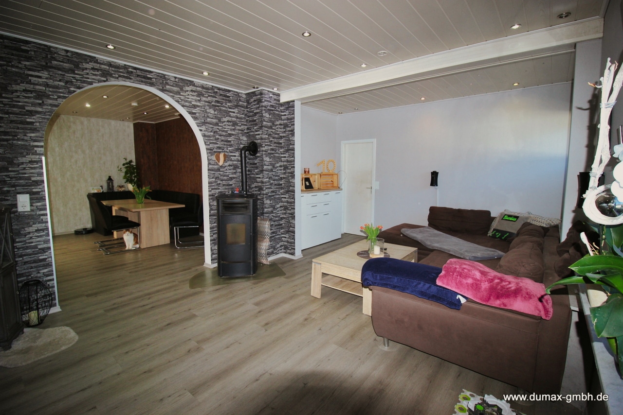 Wohnung 1 - Wohnzimmer mit hinterliegendem Eingang zum Büro (3)