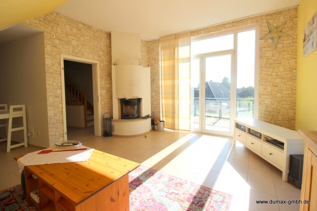 OG Wohnbereich mit Kamin und Ausgang auf den Balkon (3)