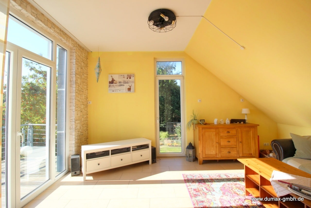 OG Wohnbereich mit Kamin und Ausgang auf den Balkon (1)