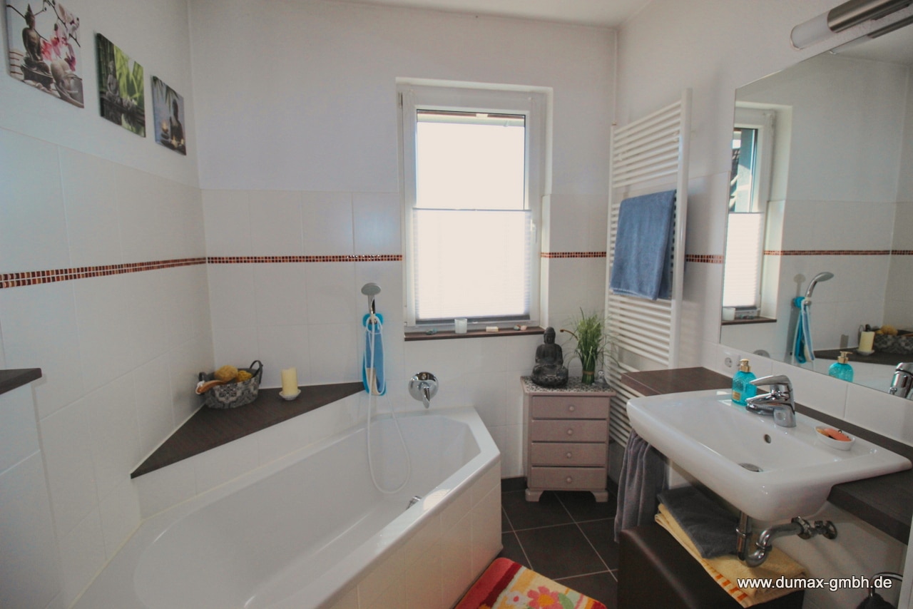 OG Bad 1 mit Badewanne (1)