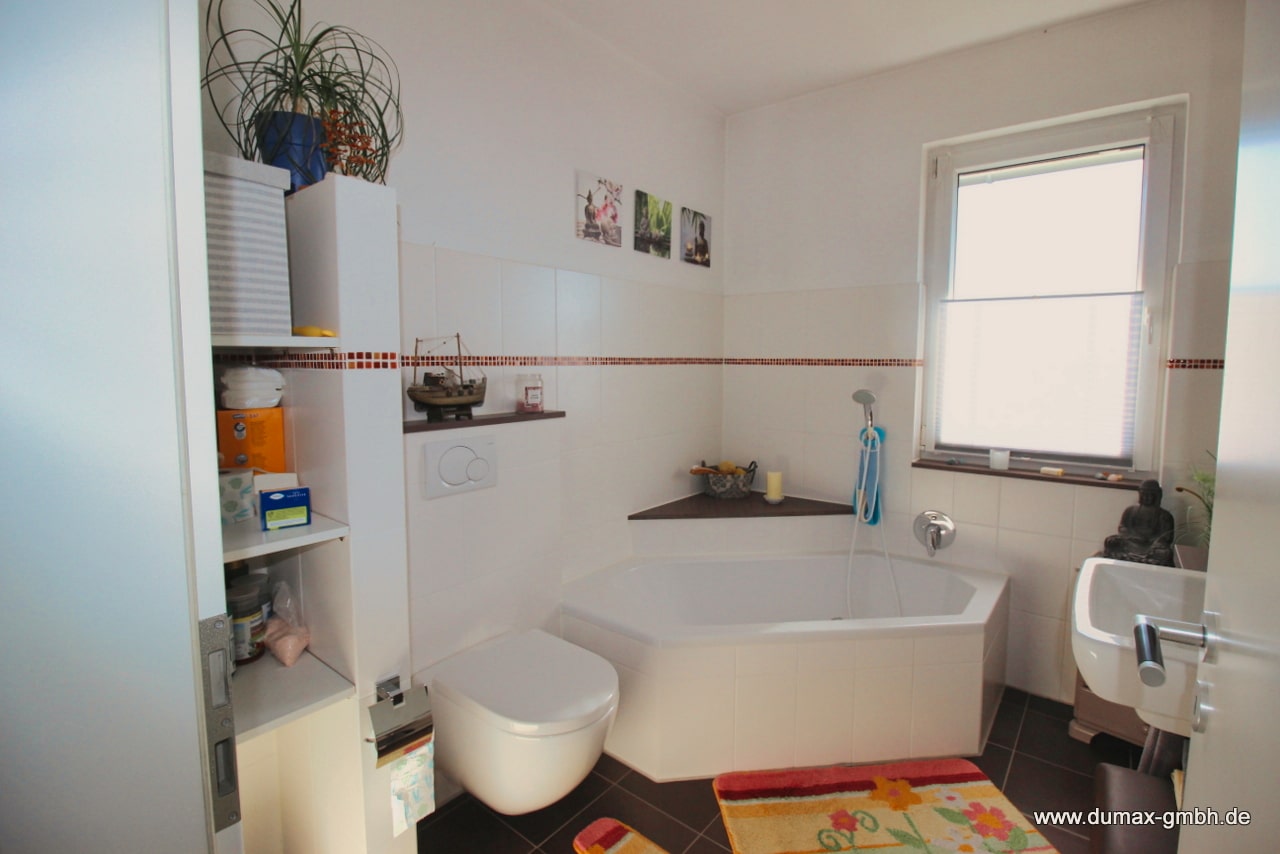 OG Bad 1 mit Badewanne (2)