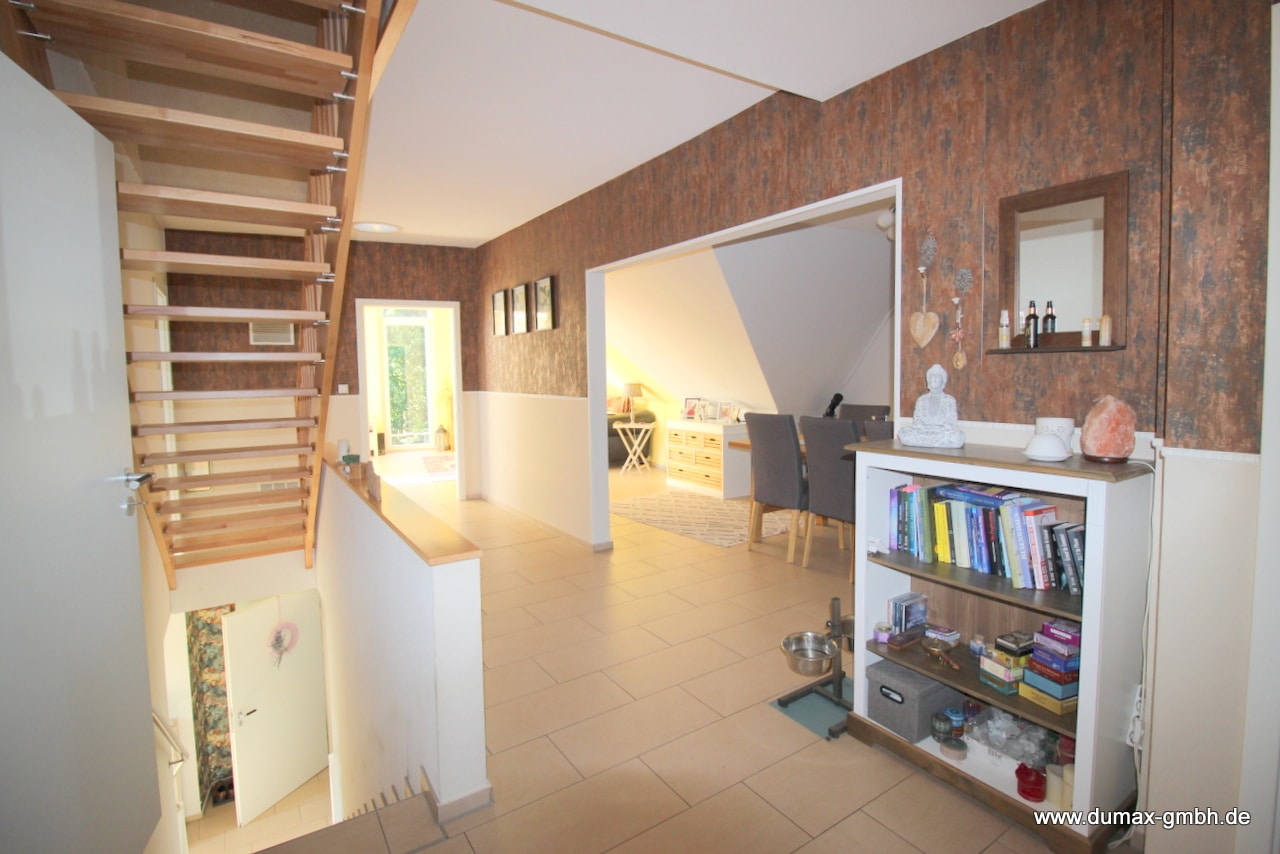 OG Flur mit Treppe in das DG (2)