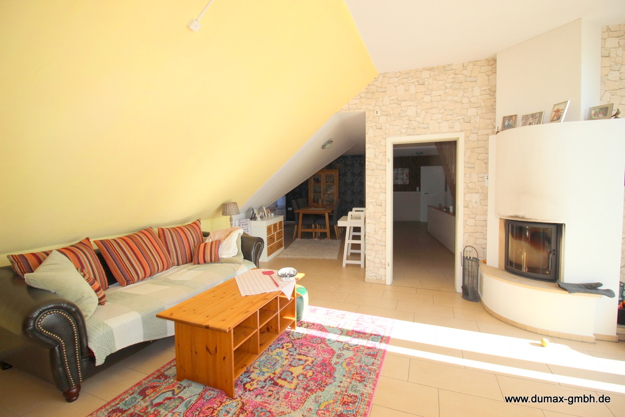 OG Wohnbereich mit Kamin und Ausgang auf den Balkon (2)