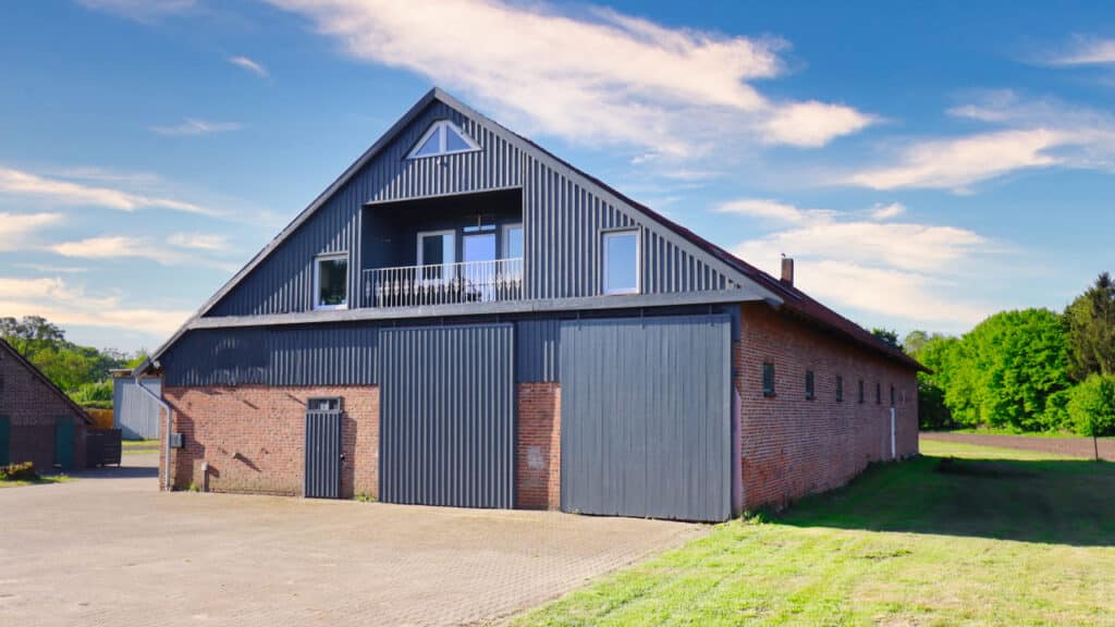 TOP-Investment: Areal mit PV, Hallenfläche & Wohnstruktur Nähe DH