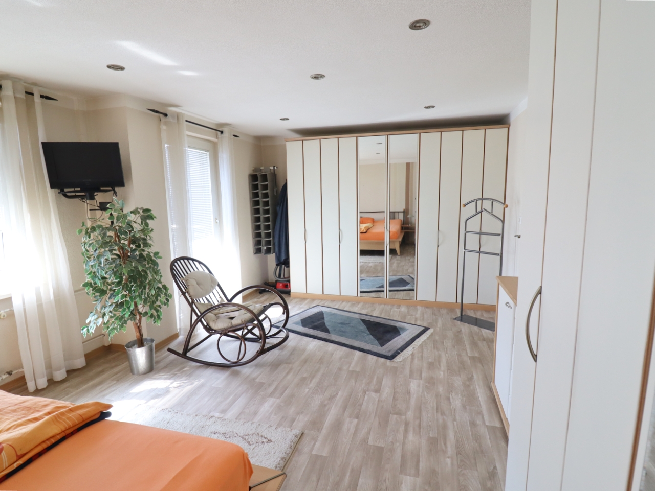 Schlafzimmer OG mit Balkon Bild 1
