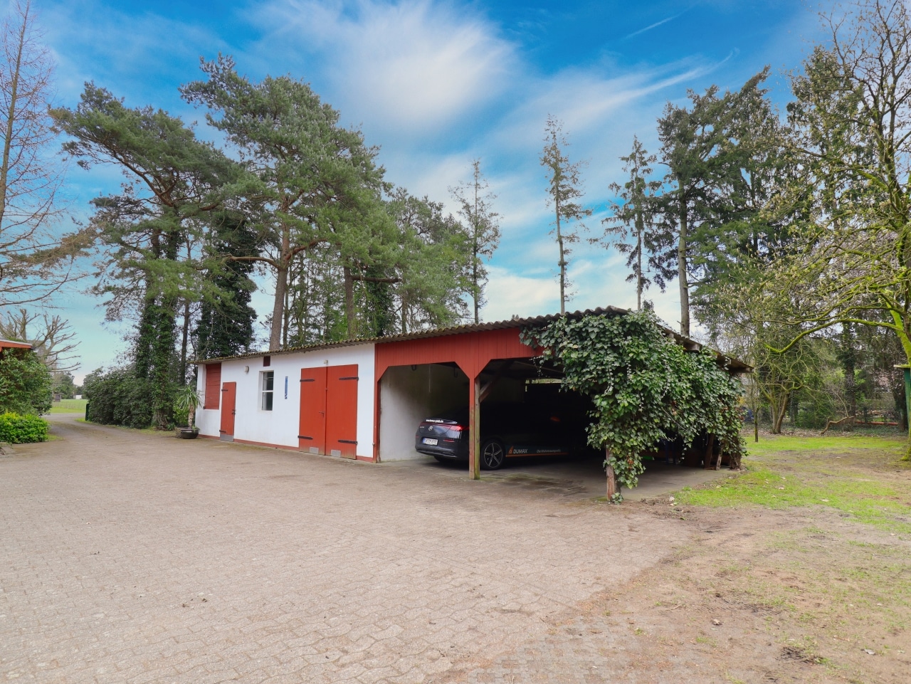 Schuppen mit Werkstatt und Carports